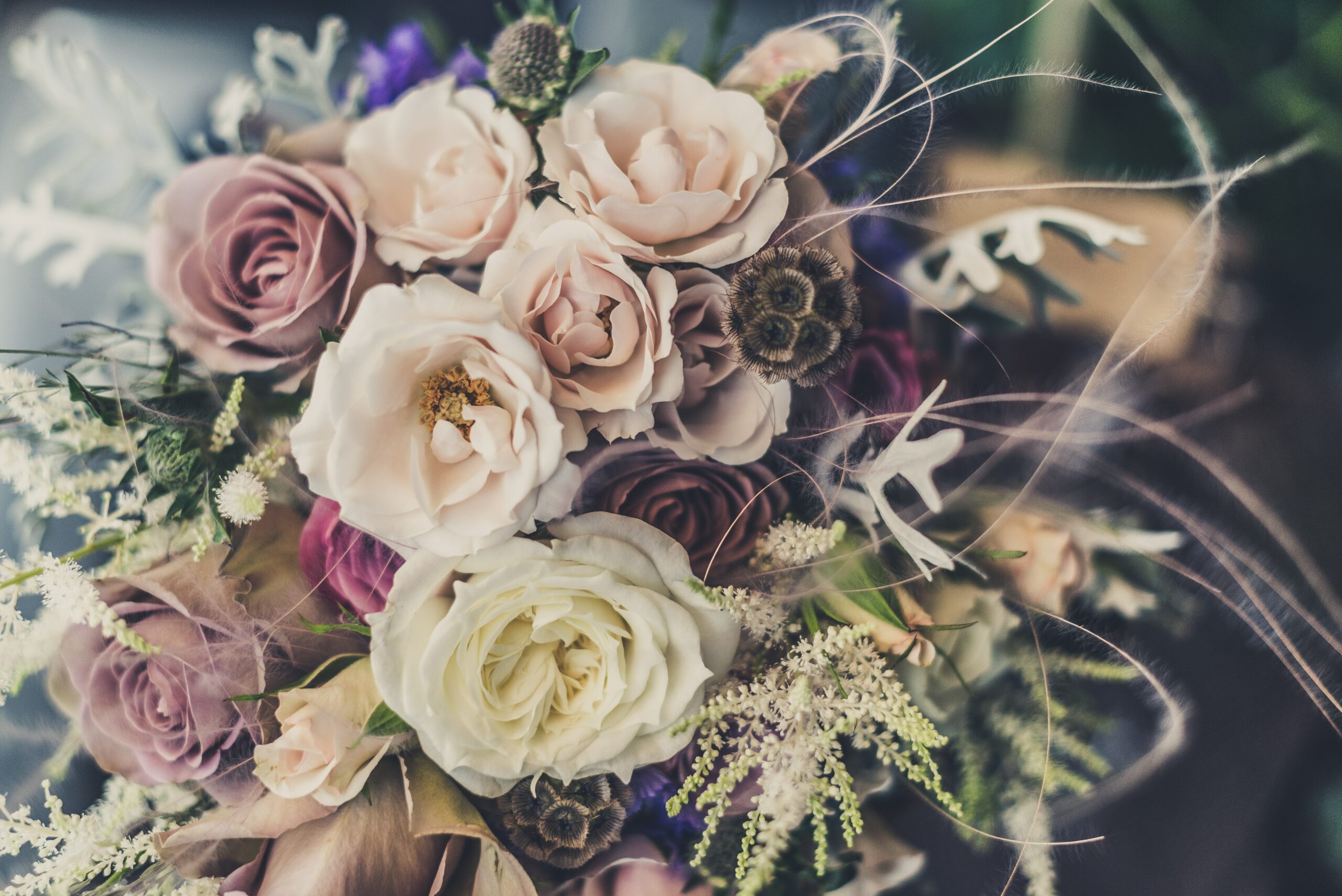 composizione di fiori colorati per un matrimonio